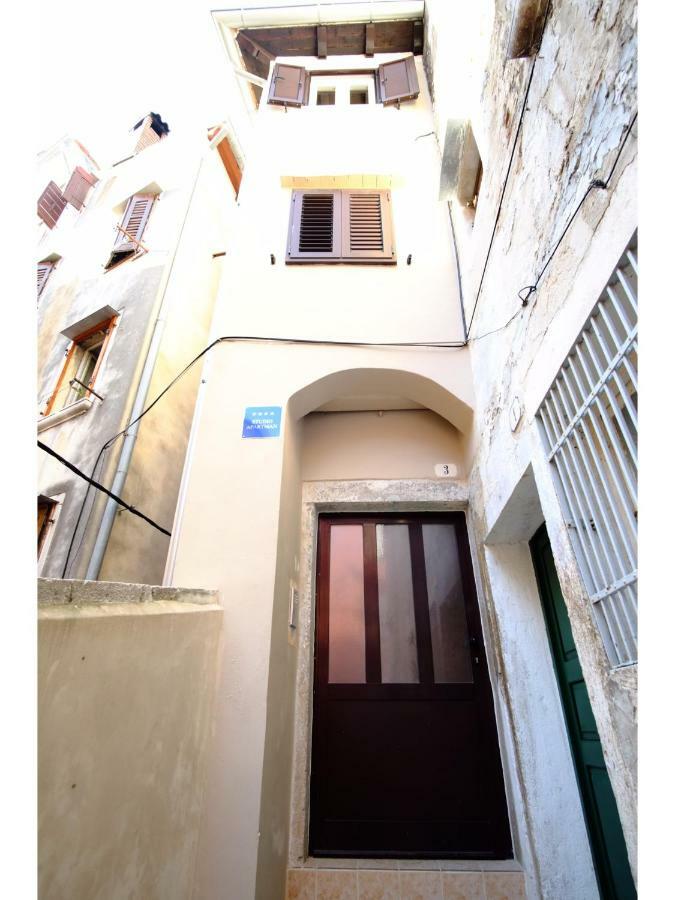 Apartment Oscar Ровин Екстериор снимка